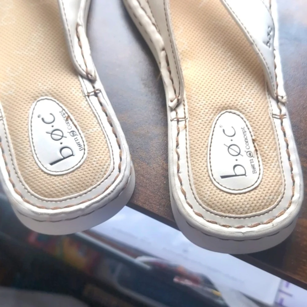 B.o.c Women's Size 8 White Leather Slip-On Flat Sandals / Flip Flops